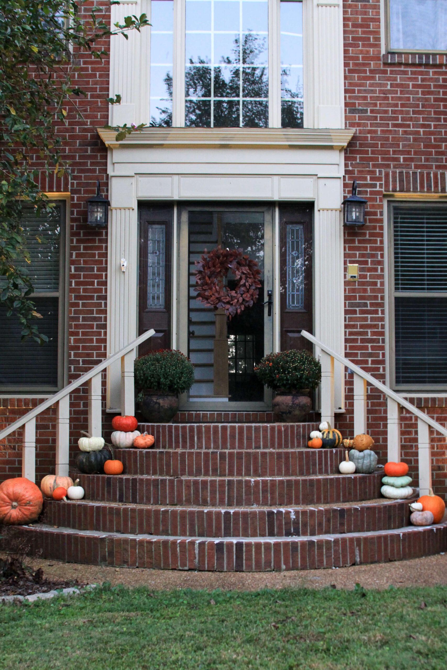 styling-pumpkins-on-front-steps