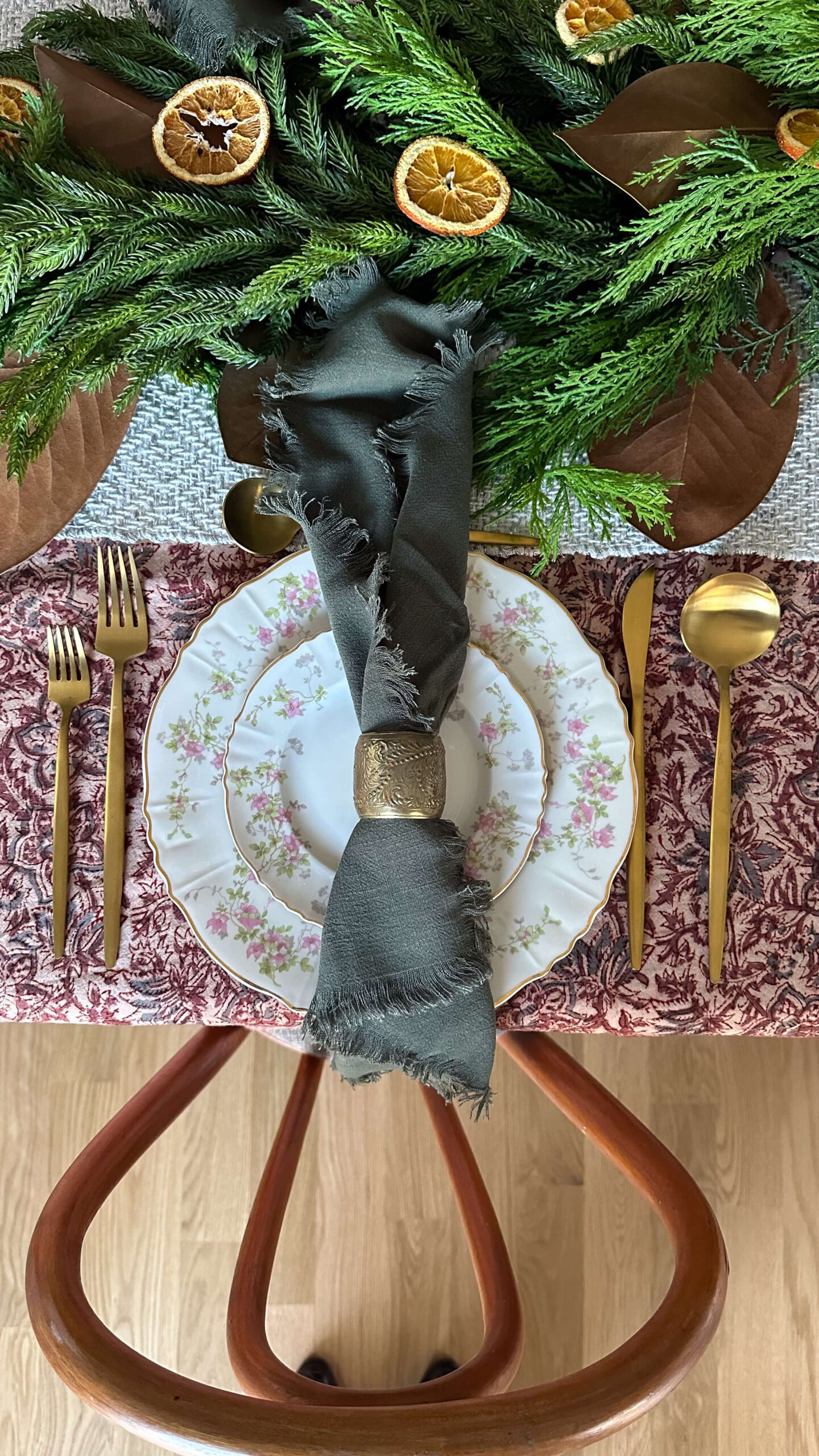 hosting-dinner-party-setting