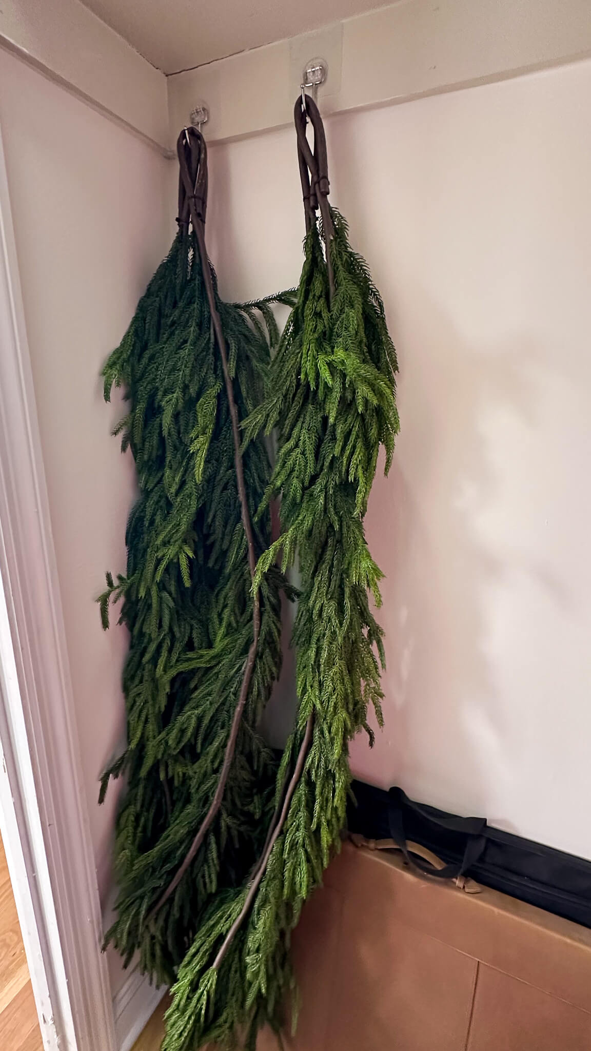 hanging-garland-as-storage