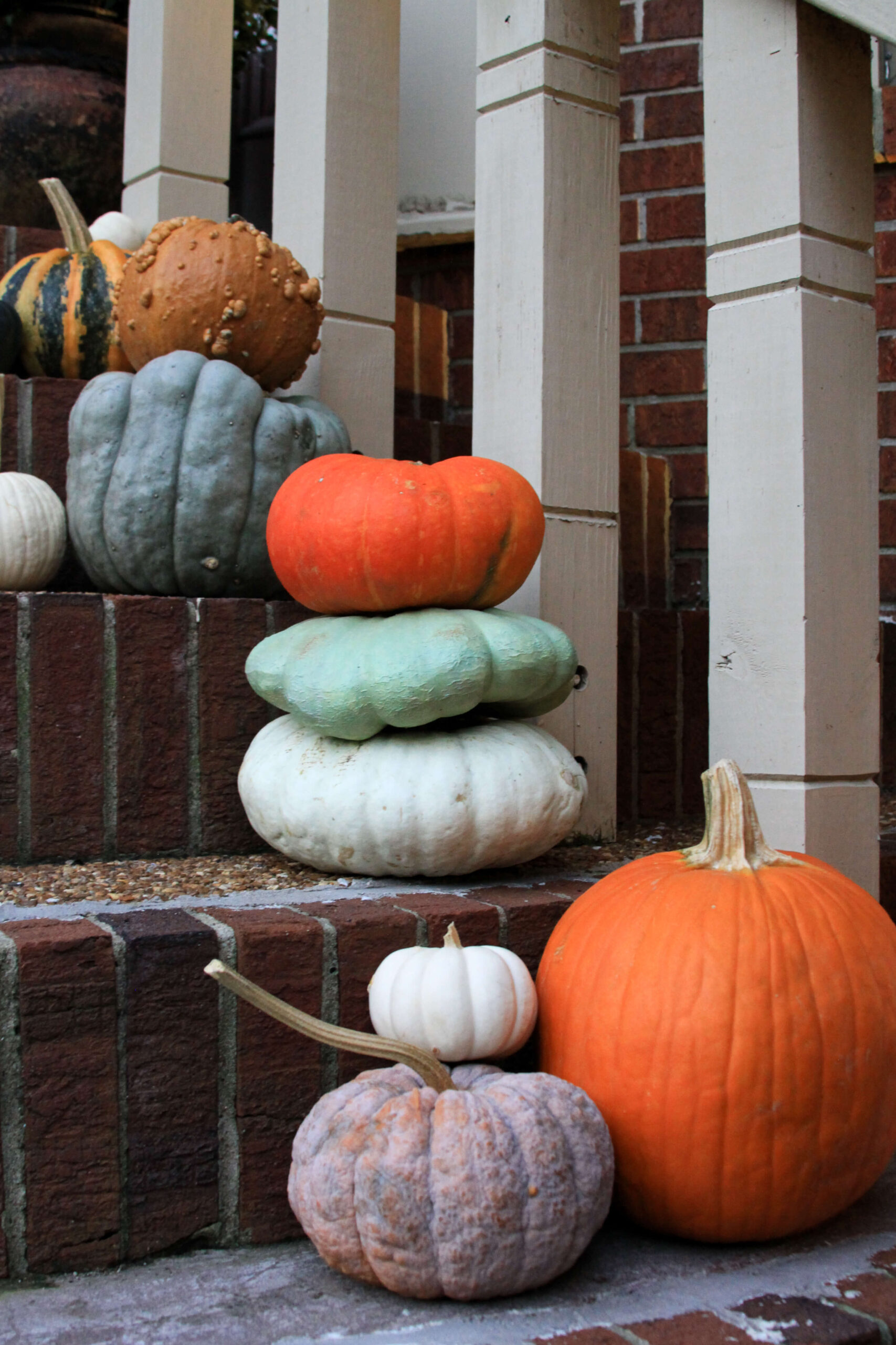 styling-pumpkins-on-front-steps