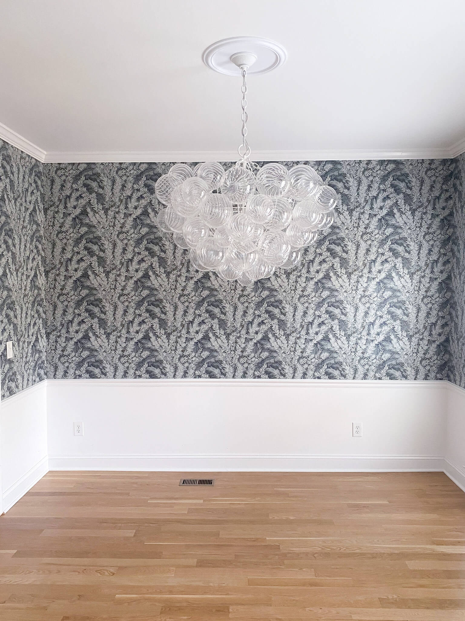 dining-room-wallpaper-chandelier