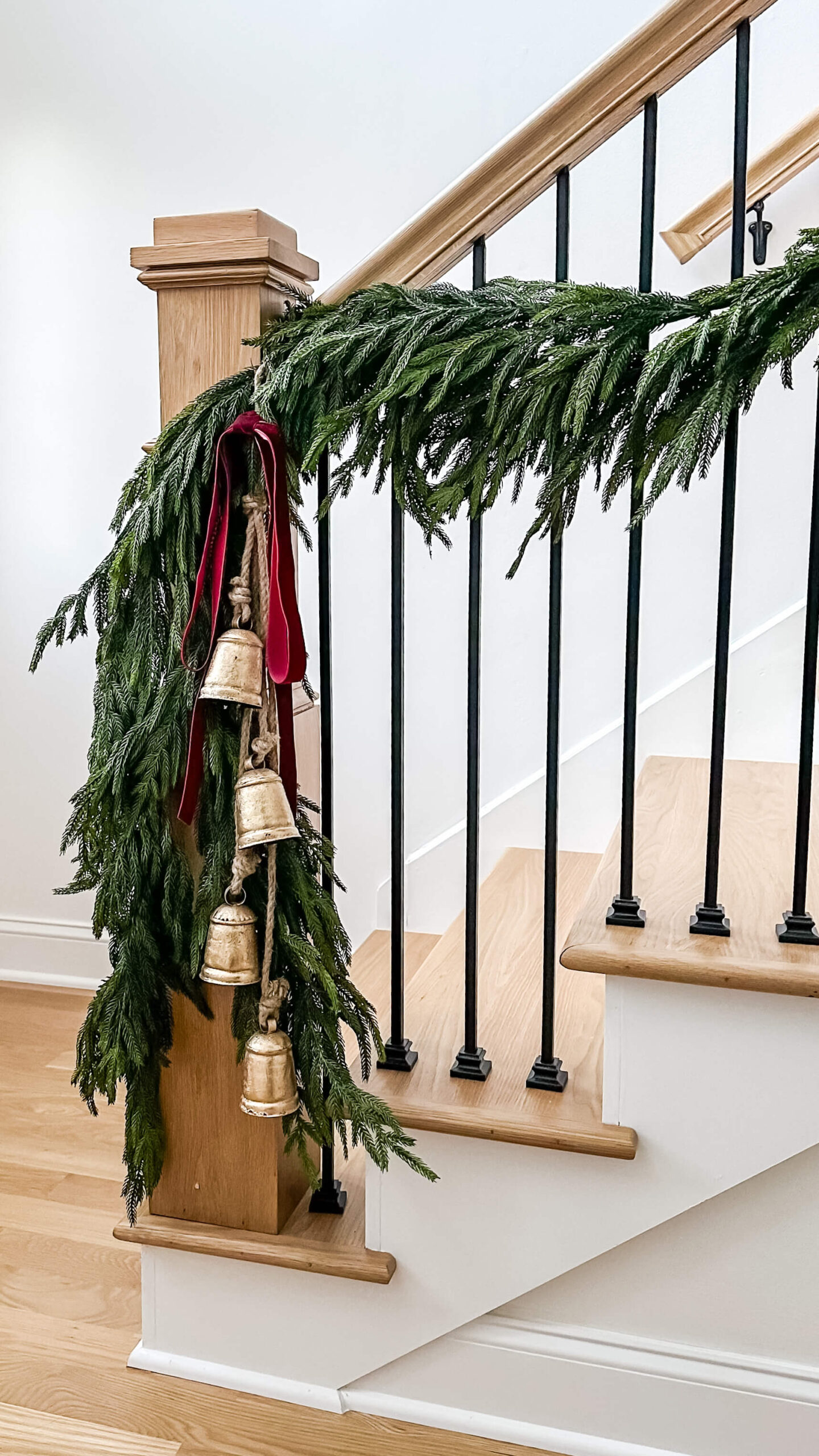click-to-learn-how-to-hang-christmas-garland-on-staircase